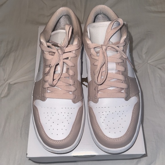 WMNS AIR JORDAN 1 LOW WHITE/light bone, size 9 - Picture 4 of 5